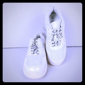 NWT Wild Fable Womans Sneakers White
